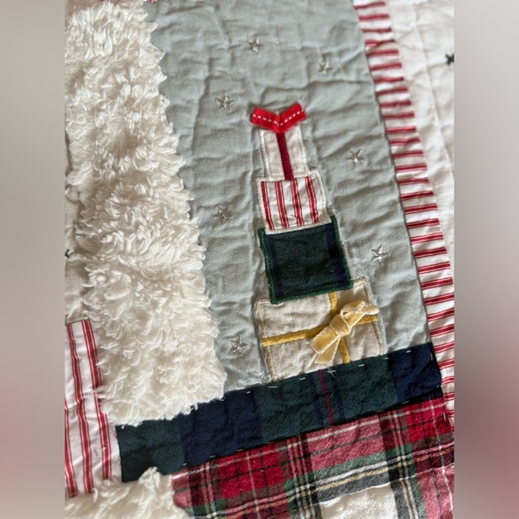 Pottery Barn White Red Quilt Blanket with Santa and Reindeer Crib size - Picture 10 of 13